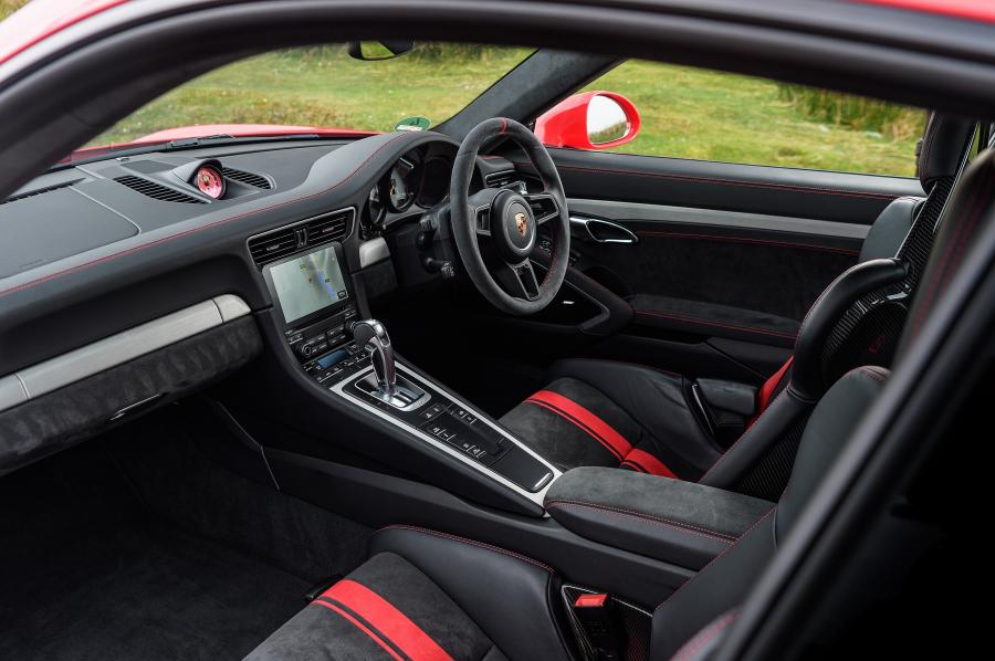 Интерьер Porsche 911 GT3 (991) 2017 года  (UK) (фото 9 из 42)
